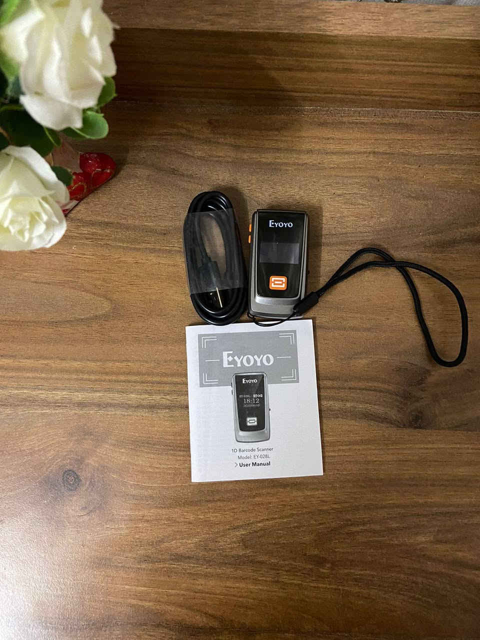 ب٢٠الف بشارع الصناعة ب٤٠دولار 
قارئ باركود محمول من شركة Eyoyo، وتحديداً طراز EY-028L، وهو مصمم ليكون خفيف الوزن وسهل الحمل لاستخدامه في إدارة المخازن والمكتبات.
أهم المواصفات والمميزات:ثلاثة أوضاع للاتصال: يدعم الاتصال عبر البلوتوث، واللاسلكي 2.4G (باستخدام قطعة USB صغيرة)، والاتصال السلكي عبر كابل USB.التوافق: يعمل مع أنظمة تشغيل مختلفة بما في ذلك Windows وAndroid وiOS، مما يعني إمكانية ربطه بجهاز الكمبيوتر أو الهاتف الذكي أو الأجهزة اللوحية.قدرات المسح الضوئي: يستخدم تقنية الليزر لمسح الباركود من نوع 1D (الأكواد الخطية التقليدية)، وهو فعال في قراءة الأكواد التالفة أو المخدوشة أو العاكسة.البطارية والذاكرة: يحتوي على بطارية مدمجة سعة 500 مللي أمبير توفر ما يصل إلى 8 ساعات من العمل المستمر، كما يمتلك ذاكرة داخلية سعة 16 ميجابايت لحفظ البيانات في حال عدم الاتصال.


**إذا كنت صاحب هذا الإعلان وتريد حذفه لأي سبب، رجاءا أرسل رسالة إلى الدعم الفني**