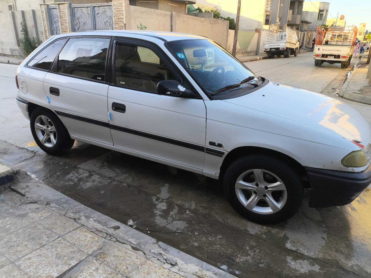 السلام عليكم 

موديل١٩٩٢ 
حجم المحرك١٨ كير ومحرك وطخم شرط 
كوبون بنزين موجود
باسمي تحويل مباشر 
رقم بغداد مشروع وطني 
بيها تبديل جاملغ وتصليح دوائر  فقط
السيارة جديده وجاهزة كلشي بيها جديد

*********** الشراي يتصل ويدلل
