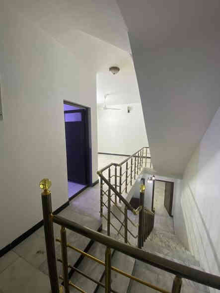 تحية طيبة 
دار 🏠 مميز للإيجار 

المساحة / 110 م

العنوان / الكرادة الشرقية - قرب كنيسة مار يوسف 

المحتويات 

الطابق الأرضي / الدار مدخلين - طرمة - صالة - مطبخ - حولي - غرفة نوم - حمام 

الطابق الثاني / حولي - غرفتين نوم - حمام كبير -بيتونة كبيرة تصلح مخزن  

للاستفسار عن السعر وباقي التفاصيل يرجى الاتصال على الأرقام التالية 

***********

***********

العادل للاستثمار والتطوير العقاري
