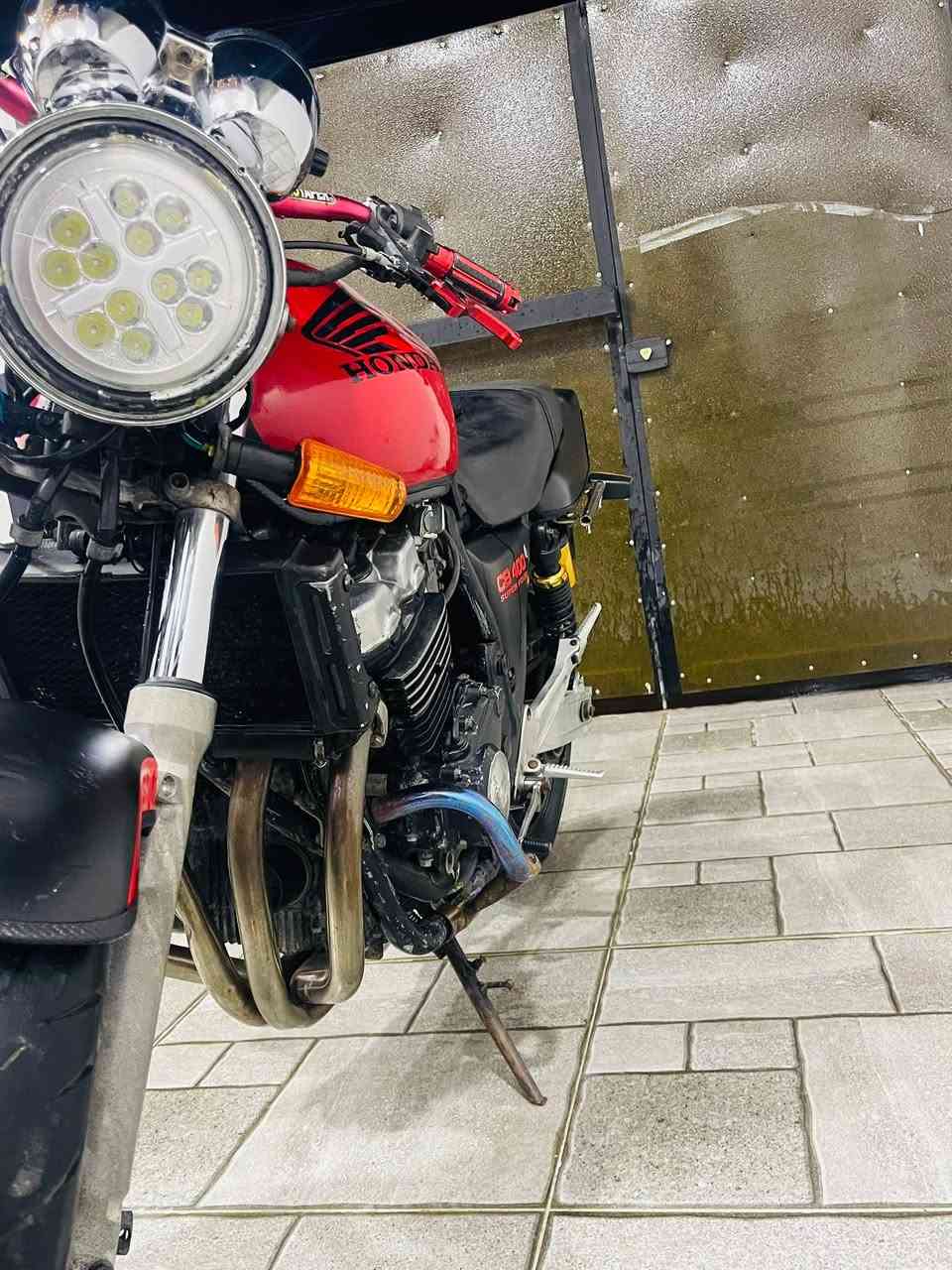 اعيد النشر بسبب الوعود الكاذبه 
السلام عليكم دراجه cb400 محرك كير كهربائيات خير من الله مفتوح لكور فقط معدل وشلعه تشك الكاع اللون احمر بس غلفتهاbbf للجماليه فقط اوراق بيها السعر 1200 المكان صلاح الدين سامراء ***********
