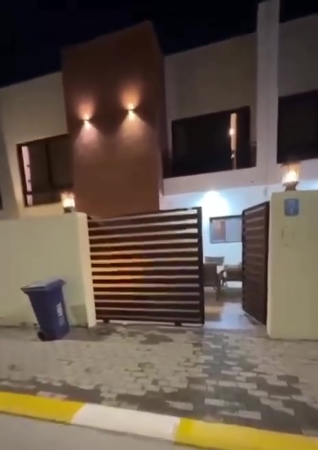 بيت طابقين مؤثث٢٠٠م في مجمع داماك السكني شارع المطاربعدالجامعة الامريكيه الاتصال *********** واتساب
