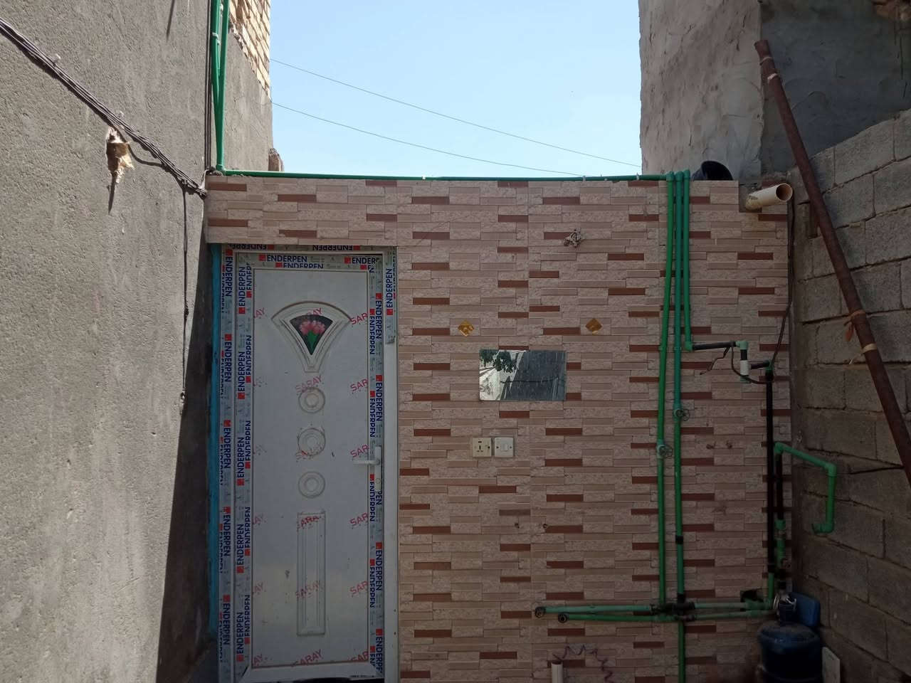 سلام عليكم اخوتي بيت طابو زراعي سند25 مساحه 170 يحتوي على طابق ارضي غرفه نوم واحده هول واستقبال ومطبخ مجمع صحيات داخلي خارجي طابق ثاني غرفه نوم مبنيه باقي بس سقف وتكمل موقع الهاشميه  مقابيل فلكه السياحي بفرع مجمع الافرشه للاستفسار الاتصال وبل خدمه ***********
