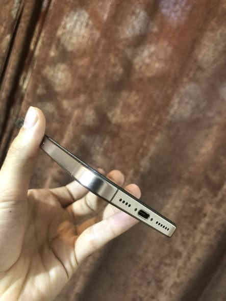 ايفون 16 برو ماكس
بطارية 100 عدد الدورات ٦٦ 
دزيرت صحراوي 
نظافة 1000% 
استعمال قليل￼
كارت الضمان شركة النمور
السعر 1450
واتساب ***********
