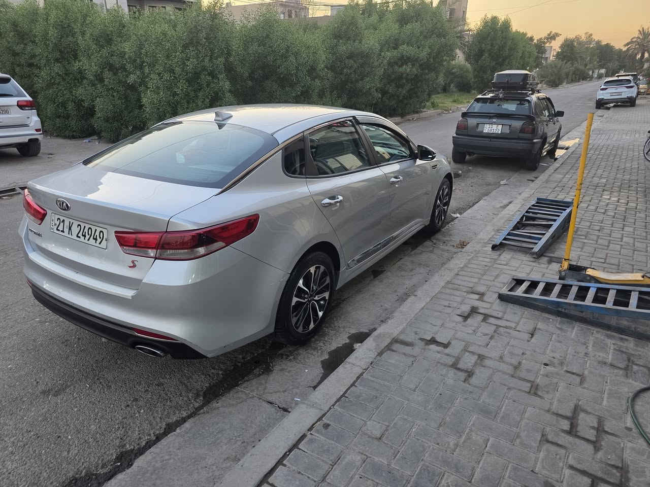 كيا اوبتما 2017 وارد امريكيFe حادثه جاملغ جهه السايق وباب بدون دواخل بدون ايرباك ماشية (143,000mli) وبيه بارد بجاملغ جهه عكس السايق شاشة وكامره 3 انضمة قياده تبريد ثلج صدر امامي خلفي جديد  موجود ماسنجر او اتصال ***********
