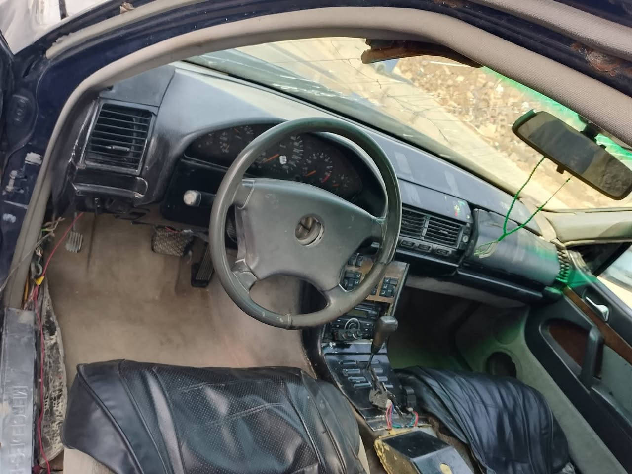 السلام عليكم سياره مرسيدس لبيع موديل ٩١ كير ومكينه ففتي بيها لستيك ولفف رقم قادسيه سنويه ٢٠٢٧ مكانها واسط كوت الفلاحين  سعرها 17ورقه وبيه مجال  رقم الهاتف  *********** تواصل فقط واتساب
