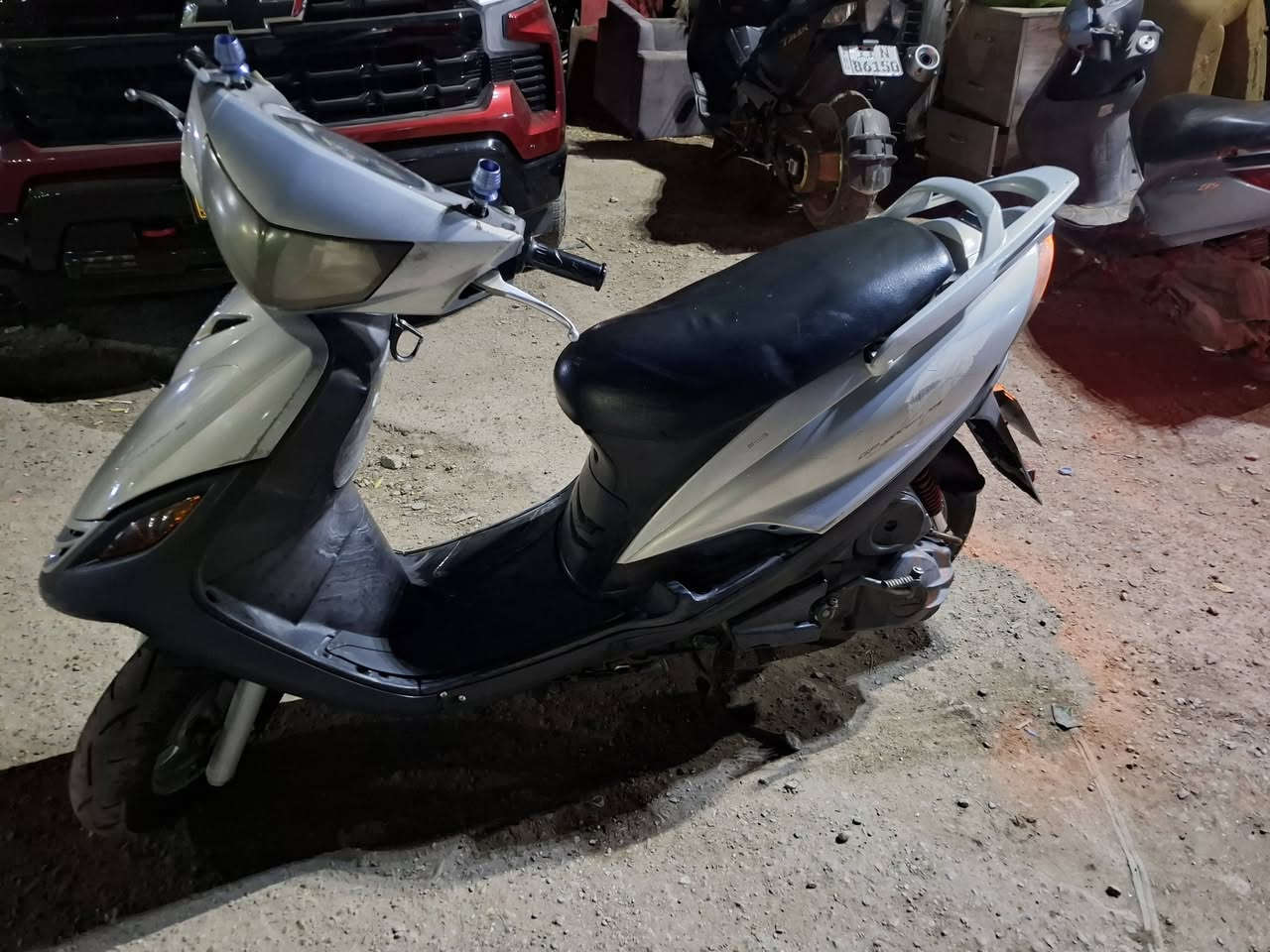 السلام عليكم دراجه للبيع ماكس ١٤٠ كلشي شغال سلف هندر كهربائيات مكينتها ناعمه خير من الله  بس نقص هورن مكاني سعرها ٣٥٠ وبيها مجال بسيط جامع النداء ***********
