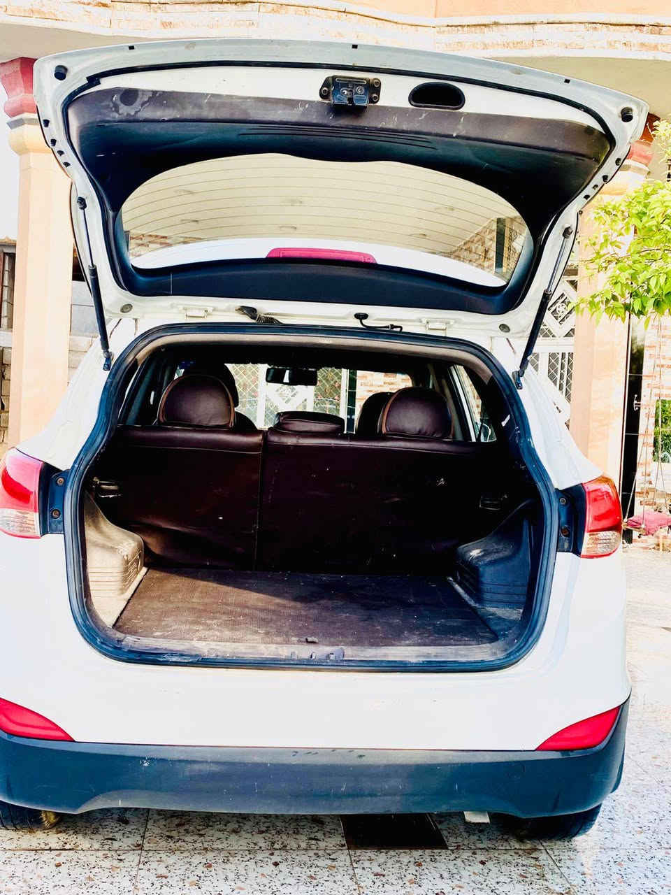 السلام عليكم 
توسان للبيع موديل 12
تدفئه تبريد شغال
بيها 3قطع اثر تيزاب سنويه امجدده او رقم انكليزي ديالى 
السياره بدون حادث محرك كير مكفولات تخم تايرجديدصدر جديد مكان السياره ديالى الخالص السعر 125رقم الهاتف 
***********
