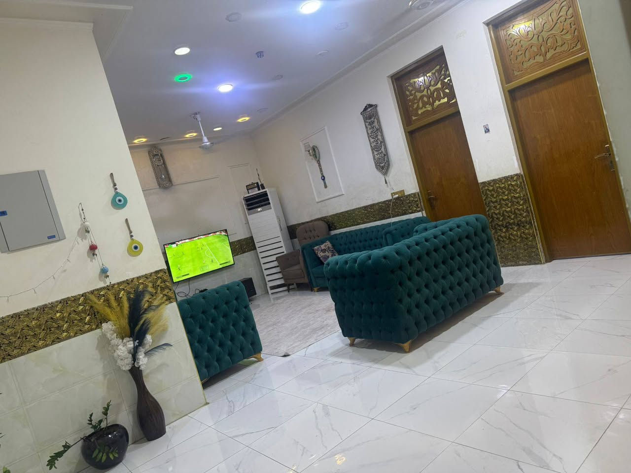 السلام عليكم
دار للبيع مكان مميز جدا 
طابو صرف
نوع البناء طابوق السقف صب كونكريت إشراف وتنفيذ مهندس مدني
العنوان / /بابل المدحتيه
حي الحوراء الطابو شارع المنتزه ثاني بلوك 
المساحة//٢٥٠متر
خدمات كامله من ماء وكهرباء وتبليط
ومجاري خارجيه
السعر/٢٤٠وبي مجال
تفاصيل البيت طابق واحد
استقبال 
صاله كبيره
كلدور
عدد الغرف ٢
مطبخ 
مناور طارمة
كراج كبير
مجمع صحيات داخليه وخارجيه
سنة البناء حديث
للاستفسار الاتصال على الرقم ***********
