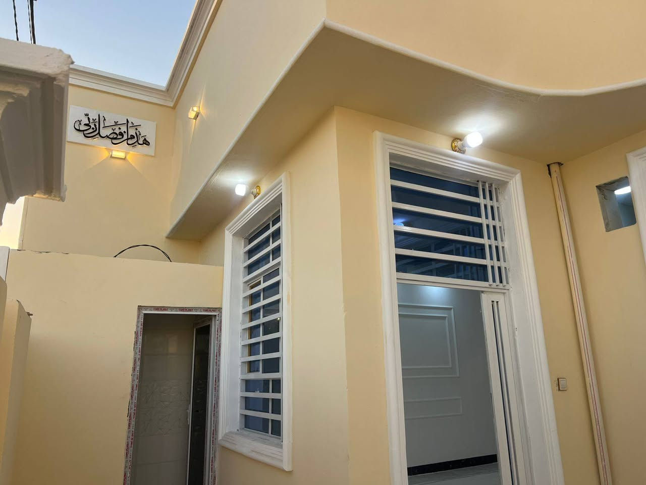 بس💵55مليون وبيه مجال 🙋‍♂️بيت150متر فول فول
#يعلن_مكتب_التساهل_مقابل_قرية_لغدير_عمود282_مباشر
#__مساحه_لبيت_لواحد150متر_مربعه  
#بيت_طابو_زراعي_سند25
بناء حديث
غير مسكون
بناء ممتاز جدا 

 عنوان لبيت النجف 
#مقابل__قرية_الغدير_
يحتوي لبيت على+ غرفه2 +صاله +ستغبال +مطبخ +صحيات بلداخل +وصحيات بلخارج 

***********وتساب
