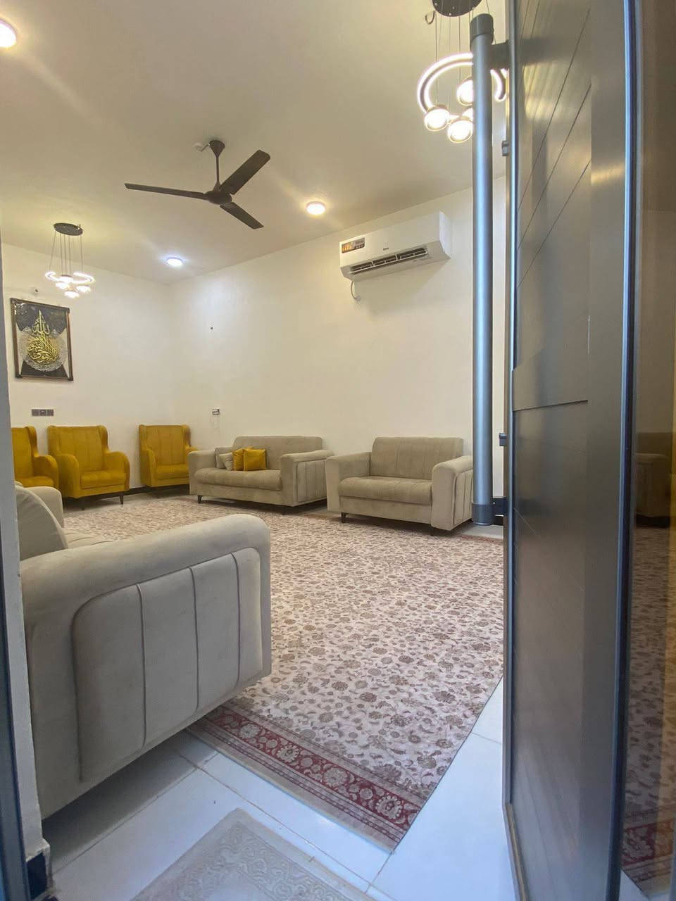 بيت للبيع طابق واحد مساحه ١٥٠ +فضله في حي التضحيه كامل خدمات بناء حديث ركن تبليط ع شارعين مطلوب اسكان ٥٠ لاستفسار ***********
