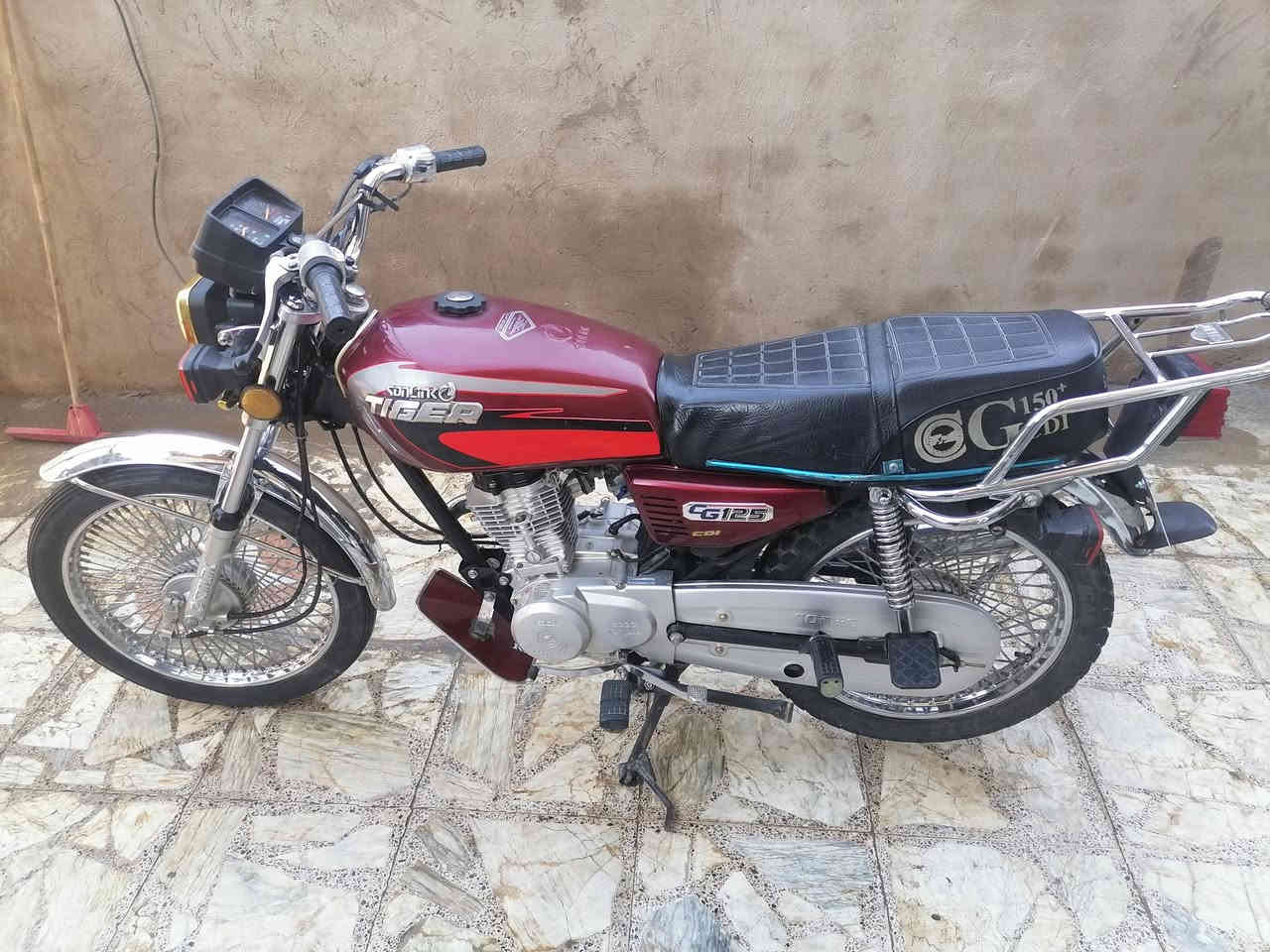 سلام عليكم دراجة تايكر البيع موديل 2023 طلعت 2024 بشهر السادس وراق اوصولي جاهز الترقيم وكيل عباس العارضي السعر 900 الف وبيه مجال بسيط تواصل واتساب *********** عنوان النجف كوفة قرب فلكة الدلال
