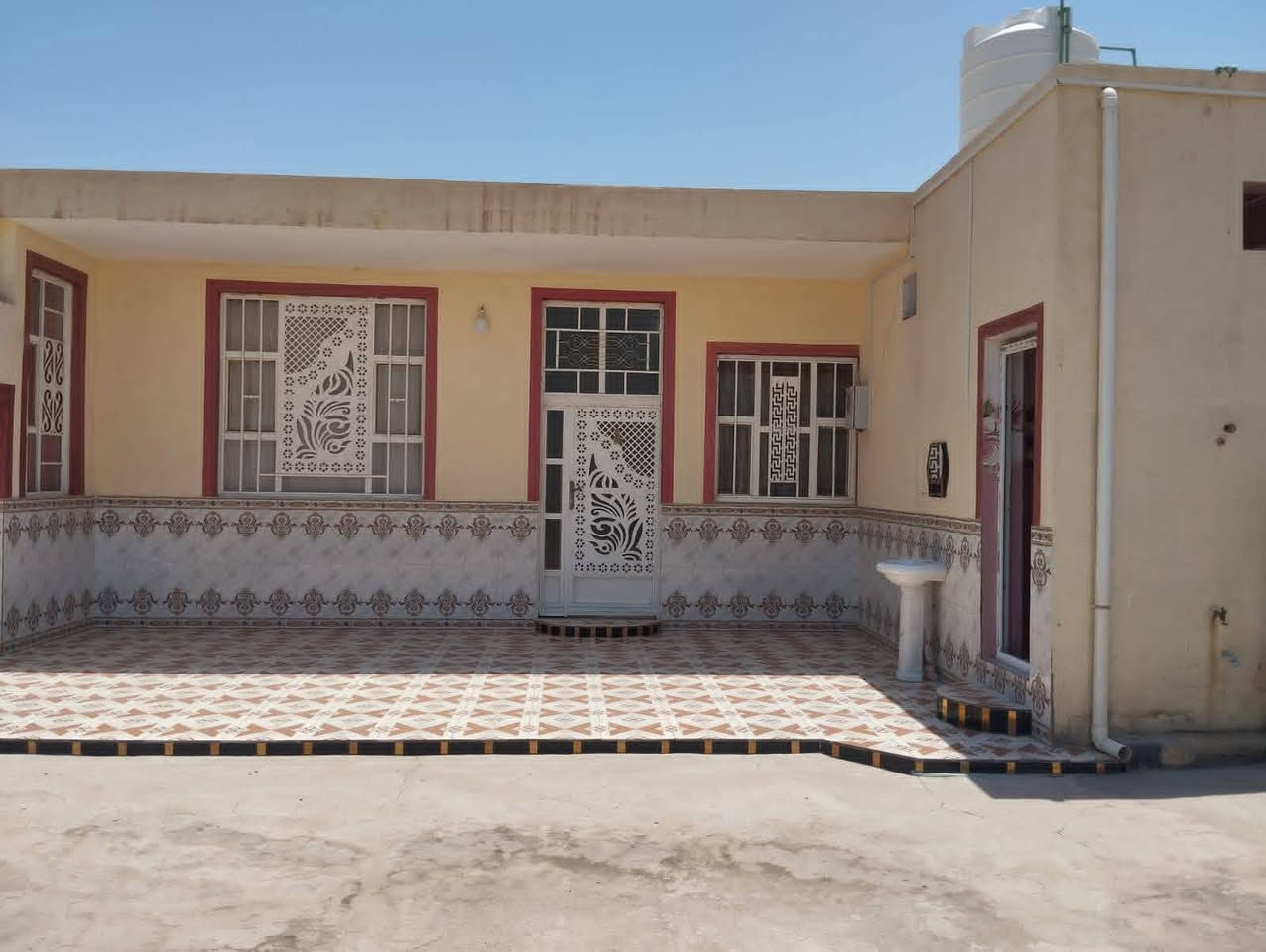 بيت للبيع حي التربه طابقين الطابق الأول
يحتوي على ثلاث غرف نوم زائد غرفة استقبال وصالة ومطبخ وممر وصحيات ودرج وبيتونه وكراج سياره وحديقة. البناء طابوق والسقف كونكريت 

​الطابق الثاني:

غرفة نوم وصالة ومطبخ وصحيات ومخزن ودرج خارجي للشارع مع باب رئيسي. البناء ثرمستون وعكادة صارلة بناء جديد 

​المساحة: 298
 
السند: طابو أسهم قرب مولد عبد الخالق

السعر: 110 وبيه مجال الشراي يتصل بالرقم *********** ويدلل
