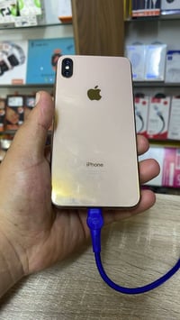 جهاز ايفون xs maks للبيع مبدله بي بطاريه وبصمت الوجه شغاله وجهاز نظيف ...
