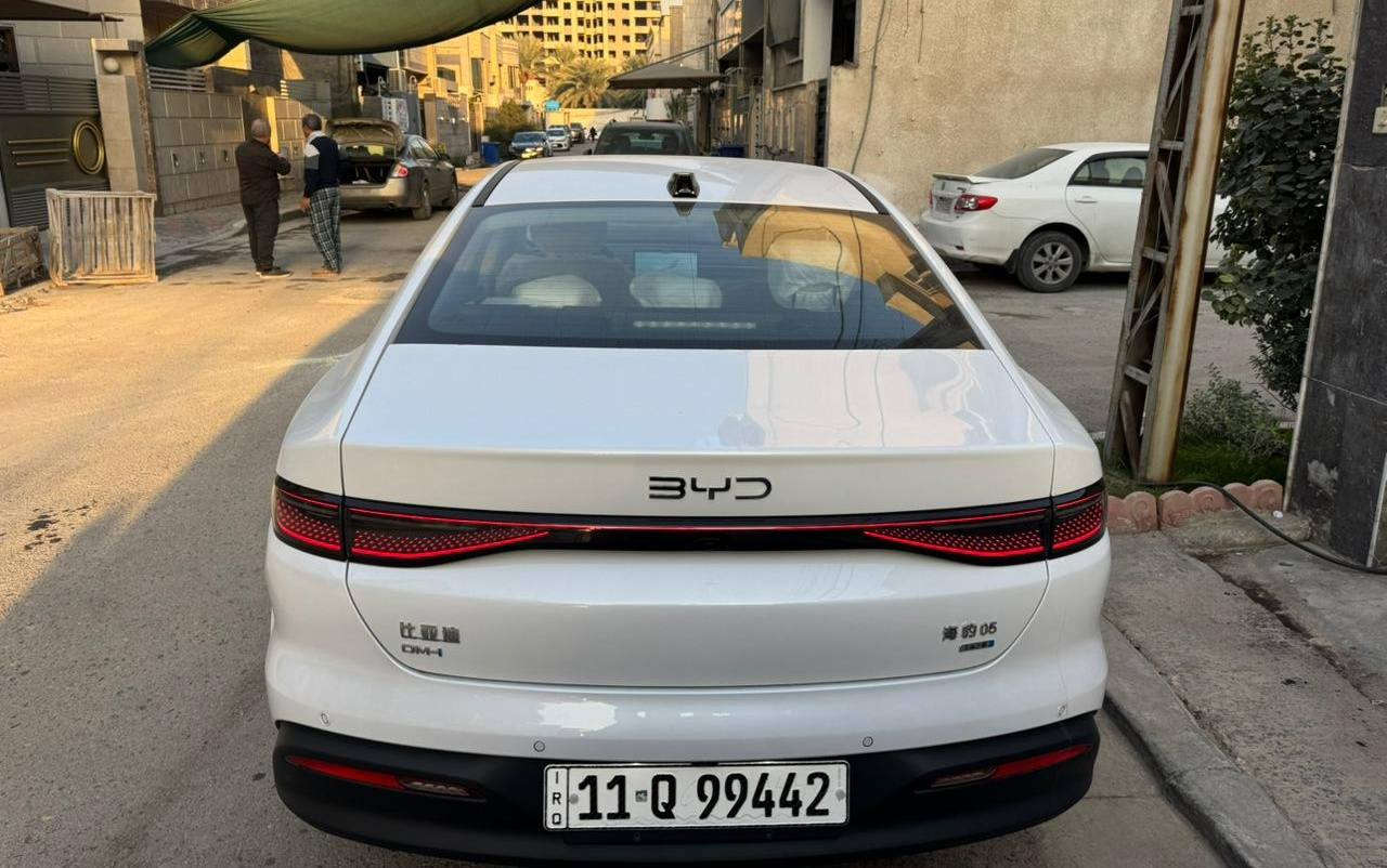 👑BYD Seal 5 Premium 👑
موديل 2025 
نسخة فول مواصفات كاملة

الموقع: بغداد – الكرادة

الحالة:
سيارة زيرو ، ماشية فقط 40 كم

الألوان:
• خارجي: أبيض أنيق
• داخلي: أبيض ملكي فاخر

الفئة والمواصفات:
فئة Premium (فل للأخير)
 
• ركن تلقائي (Auto Parking)
 • قيادة ذاتية
 • مساعد الحفاظ على المسار + تحديد المسار (Lane Keep Assist)
 • نظام التحذير من المنعطفات والعوائق
 • الكشف عن النقطة العمياء (Blind Spot Detection)
 • تنبيه حركة المرور الخلفية (Rear Cross Traffic Alert)
 • منظومة حساسات أمامية + خلفية + جانبية
 • منظومة رادارات أمامية + خلفية + جانبية
 • 12 رادار بالموجات فوق الصوتية + 5 رادارات موجات ملليمترية
 • عدد 13 كاميرا تغطي السيارة 360°
 • فتحة سقف سلايت

🔋 الأداء والمدى:

 • تمشي على البطارية حوالي 65 كم
 • ومع البنزين يوصل المدى إلى 2100 كم تقريباً

🧰 الملحقات والتجهيزات:

 • تشغيل بالبصمة
 • كارت دخول ذكي
 • أرضيات أصلية
 • عدة كاملة
 • جميع أغراض السيارة جديدة ومختومة (بعدها داخل الجيس)

✅ السيارة بحالة الوكالة حرفياً، لم تُستخدم، ولا تحتاج أي صرف
✅ خيار مثالي للي يريد سيارة موديل جديد، فخمة، ذكية، وتقنيات متقدمة جداً

ال💎ــسعـر 🟥 :: رقم (1) تلـقـائـي 📮

رقم صاحب ســـيـارة : ***********
