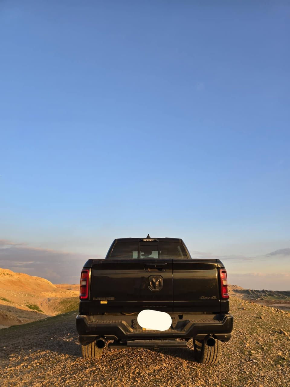 للبيع: رام لارامي 2025 (RAM 1500 Laramie) - ملك الطريق
الحالة: شبه جديدة (Zero/Clean)
اللون الخارج: أسود ملكي (Diamond Black Crystal)
اللون الداخلي: جلد أسود فاخر مع تطعيمات اللارامي المميزة
​✨ أبرز المواصفات والمميزات:
​المحرك: محرك Hurricane سعة 3.0 لتر Twin Turbo (قوة جبارة واستهلاك وقود أفضل).
​الشاشة: شاشة لمس عملاقة مقاس 14.5 بوصة تدعم Apple CarPlay و Android Auto.
​النظام الصوتي: نظام صوتي Alpine فائق النقاء.
​الراحة: مقاعد جلد (تبريد وتدفئة)، فتحة سقف بانوراما واسعة.
​الأمان: رادار، تحديد مسار، كاميرات 360 درجة، وحساسات أمامية وخلفية.
​الإضافات: جنوط مقاس 20 إنش، إضاءة LED كاملة، وعتبات صعود كهربائية.  رقم أربيل كامل مكمل؛؛؛ مكان السيارة كركوك  للاستفسار عن السيارة والسعر  اتصال على هذا الرقم ***********   ماموجود بالخاص
