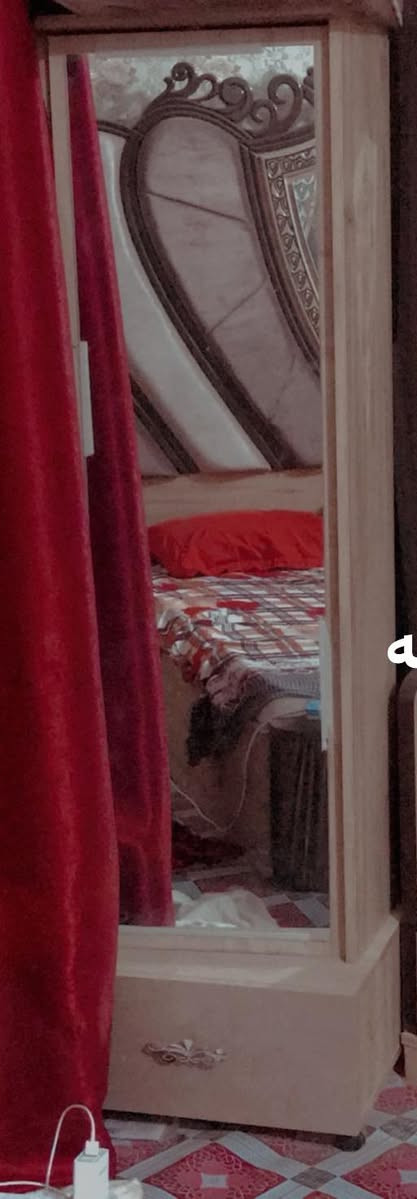 غرفه تركيه متنه كلش وخشبها قوي اناره بالجربايه من جهتين وبالوسط واناره بميز تواليت 
ضخمه ومتنه واضرارها جدا بسيطه يسويها الي يفتح غرف تركيه داخلها كله نضيف
سعرها ٨٠٠ وبيها مجال شتريناها بمليون و٦٠٠ والله مستعجلين عليها للاستفسار *********** مامتواجدين عالفيس
