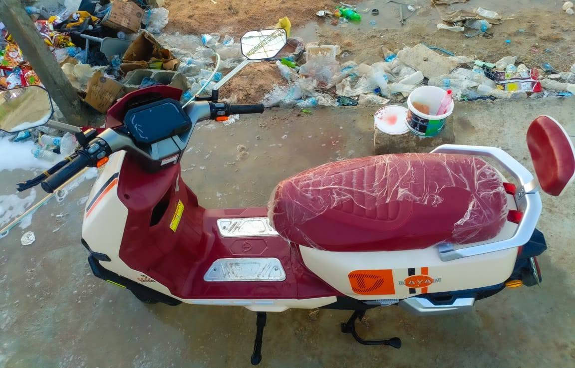 في بغداد فقط
ريان وحش الكون لون ابيض
تجوه ظهر موجوده
مرايات موجوده
سرعه 80
تقطع بالشحنه الوحده 80 كيلو
نظام البك
نظام حماية سرقة
قفل ستيرن
دبل اشاره
عالي ناصي (رماش)
للبيع ب900 الف وبيها مجال قليل
او للمراوس حسب القناعه للتواصل خاص او واتساب 
(***********)
