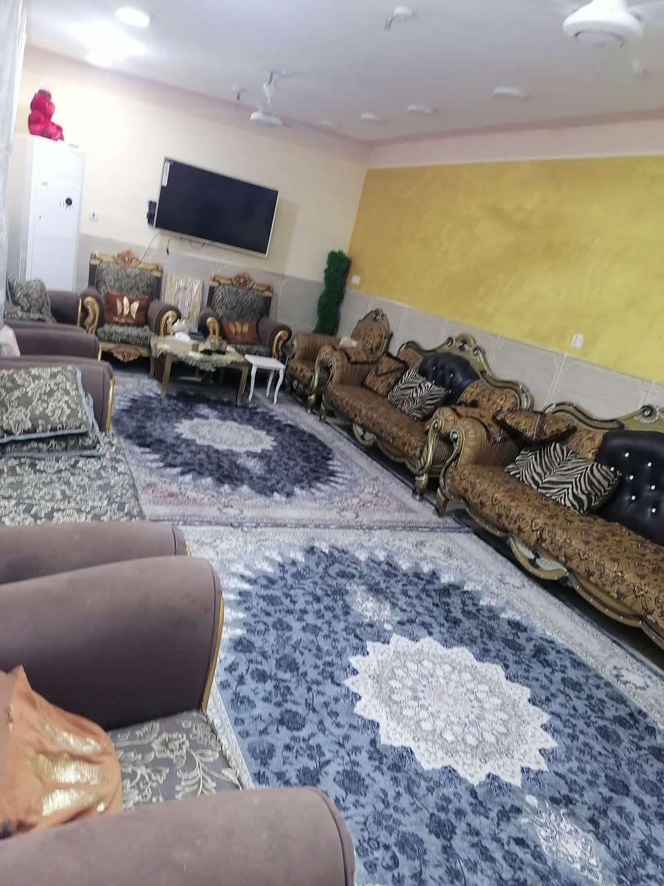 دار للبيع طابو زراعي المساحة 200م  واقع حال230متر يحتوي على غرفتين نوم (4×5)(4×6)  وهول واستقبال 4×9 ومطبخ  وصالة داخلية كبيرة ومخزن.عدد اثنين. وغرفه ساندويش طابق اول مع مخزن  الموقع  المحمودية حي المرتضى قرب محطة القطار الشارع الأول . خدمات ماء مجاري تبليط كاملة.. 
الاستفسار اتصال على الأرقام.
***********
***********
***********
