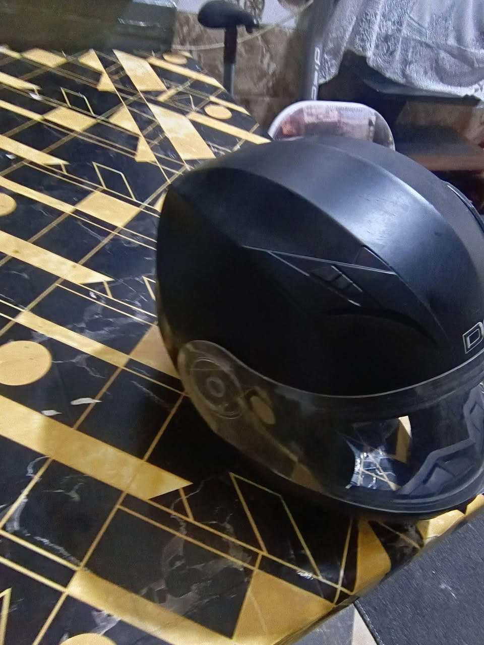 خوذة ماركة DFG جديده بيها تضليل واهواي مميزات تتفتح من للأسفل سعره 45 الف شراي يدلل رقم *********** عنوان البصرة حي الاصدقاء
