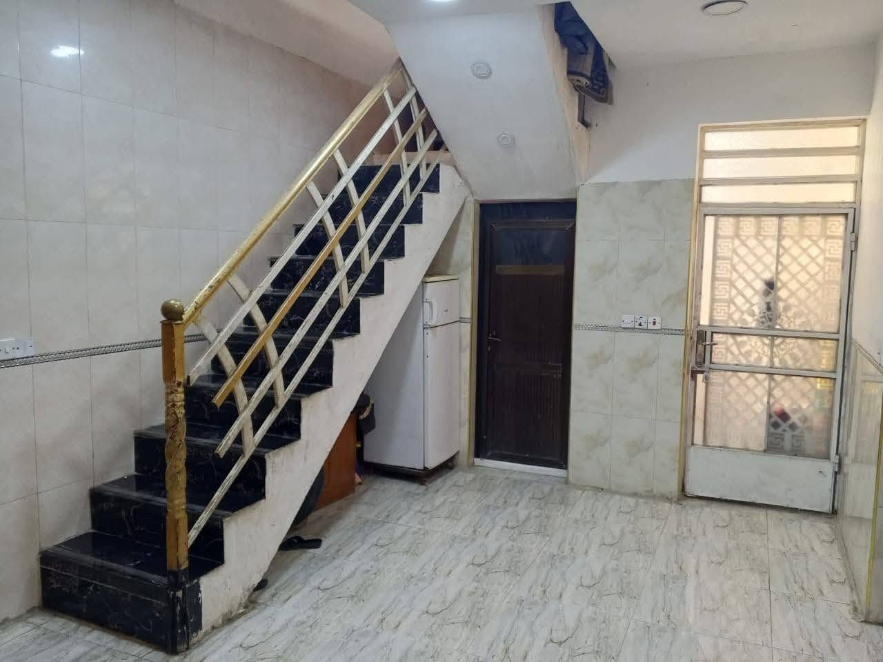 للبيع 150 متر الواجهة 10 والنزال 15 بالجواهري بناء جديد السعر مناسب ***********
