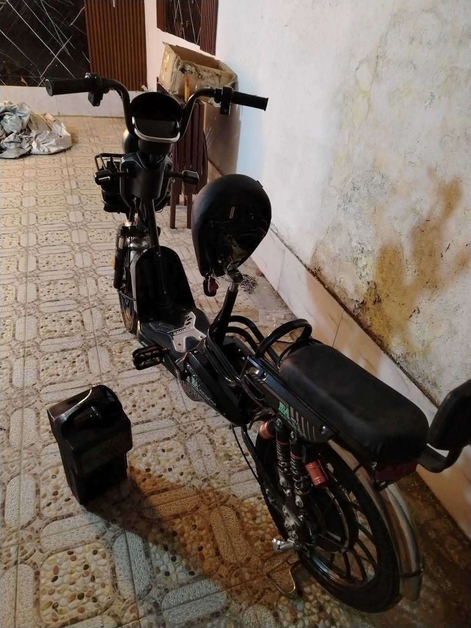 بايسكل شحن اربع بطاريات البطاريات بدلتهن اربعتهن قبل اسبوع ب 125 وياه بصمة قفل وفتح سرعة 40 حقيقي رايده ب 325 وبيه مجال حك الجيه
رقمي ***********
مكاني سيديه
