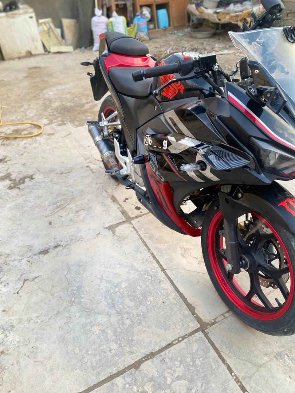 السلام عليكم 
دراجة بطح دايون للبيع 
مديل 2024/ محرك 200 
دراجه برغي ممفتوح بيها 
كلشي شغال بيها 
تشتغل عن بعد 
الدراجه صالنصتها الاصليه شلتها لان صوت مزعج فمخلي صالنصه كاتم 
الدراجه خير من الله تاخذها ماتفكر بيها وتجي تفحص وتشوف وتاخذها لمصلحين وتشوفها 
بس الدراجه بدون اوراق 
للمعلومة اسويلك مكاتبه بيها عن السرقة والعشائر  وعن كلشي واكفلها الك من مكينه وكير  ومن كلشي وشتريد اذكر بالمكاتبه 
سعرها 1/400 مليون واربعميه وبيه مجال لشراي 
خاص مفتوح اواتصل ع الرقم *********** وتدلل
