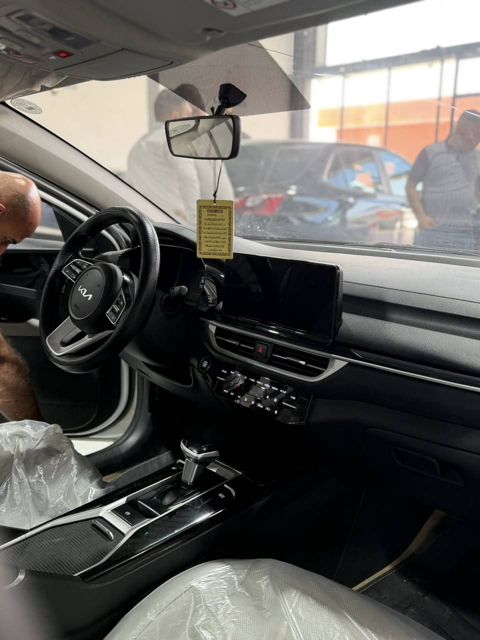 للبيع: Kia K3 2024 موديل 2024
🔹 مواصفات السيارة:
 • بصمة أبواب وتشغيل
 • فتحة سقف
 • أوتو هولد
 • كروز كونترول
 • إشارات بالمرايا
 • شاشة كبيرة تدعم Apple CarPlay
 • هندبريك بصمة

🔹 السيارة مكفولة كفالة عامة
🔹 ممشى السيارة: 31 ألف كم
🔹 السعر: 140 قابل للتفاوض البسيط

📞 للاستفسار: ***********
📍 الموقع: الموصل – مدينة المعارض الجديد
