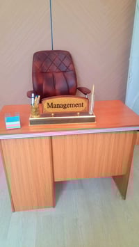 كرسي مكتبي • ميز مكتبي