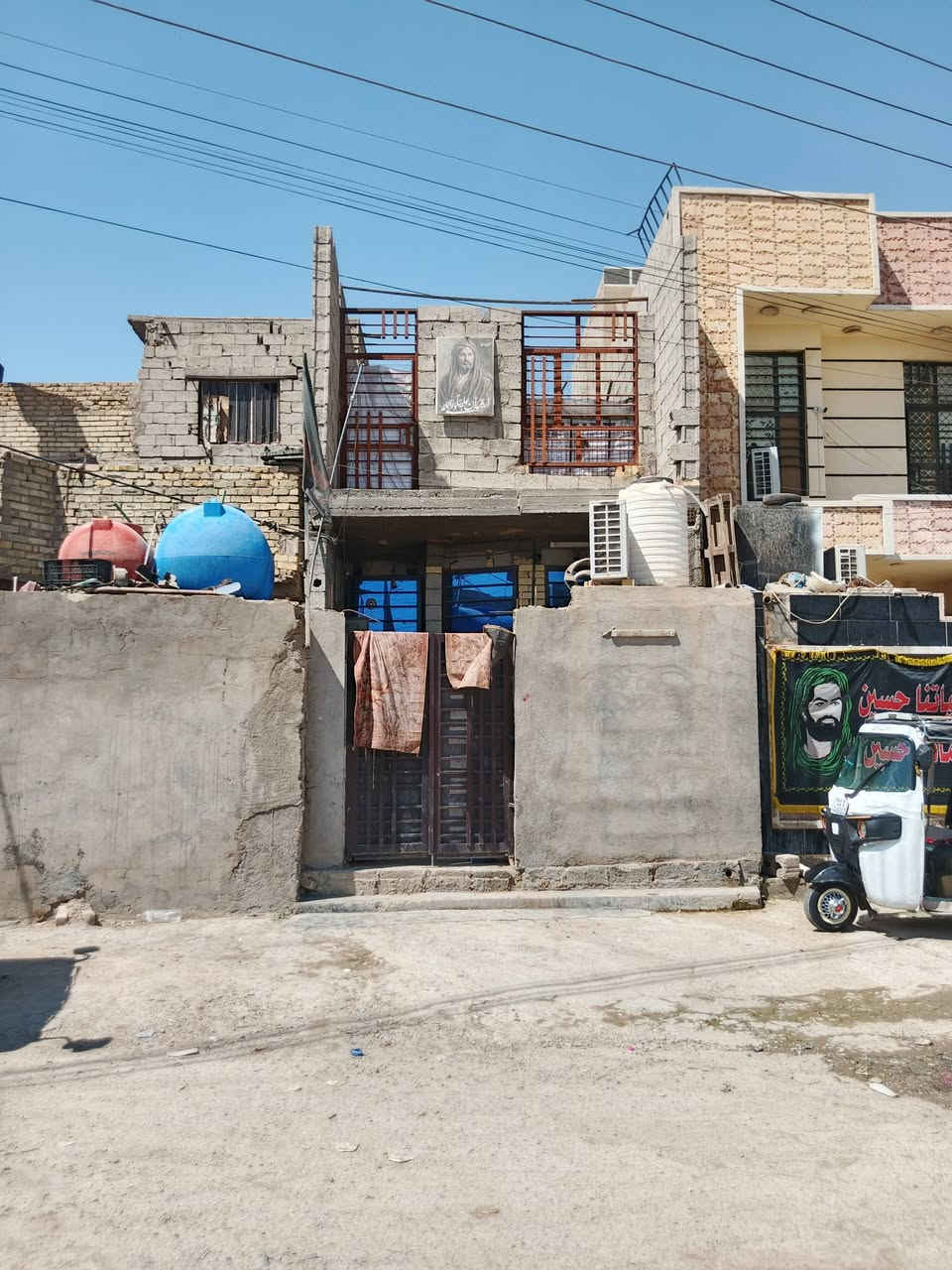 السلام عليكم بيت 90 متر نزال19 ب 4.5 
يحتوي على غرفه وصاله واستقبال استقبال معزول 
 من عدا الصاله ما كامله 
 البيت رافت 
 تاسيس مجاري مضبوط 
كهربائيات كلها اصلي 
 ثاني بيت عن الركن 
 الكرقوليه  سايد الواحد 
عالي عن الشارع 
خدمات مي تبليط 
موقع كلش حلو 
ورقم الهاتف 
***********
