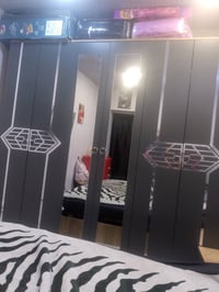 كمودي واحد • مكسور • للبيع خاص