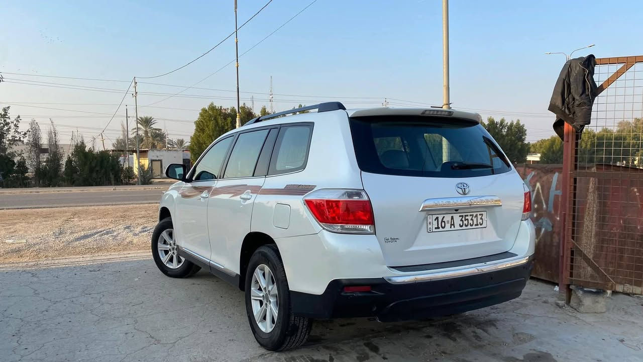 سيارة هايلاندر 2012
وارد امريكي داخلة كلين للعراق فقط دعامية الامامية كما موضح من اشتريناها مصبوغة او مبدلة 

سونار موجود بيهة وبيهة كارت صبغ بالجاملغ هم موجود واضح بالصورة 

سيارة حجم المكينة 4سلندر 2700 VVt-i

سيارة ماشية 225  كير مكينة مكفولة 

 سيارة 7 راكب  ثلاث قطع تبريد  تبريدهة ثلج ياباني بعد 

سيارة جاهزة من كلشي 

رقم السيارة قادسية بأسمي  تحويل ثاني يوم  سنوية 28 

 رقمهة انكليزي بحيث بأي محافظة احولك اني من ديالى حولتهة بديالى عادي  

مكان السيارة ديالى بلدروز 

 ***********

السعر 150  ورقة وبي مجال
