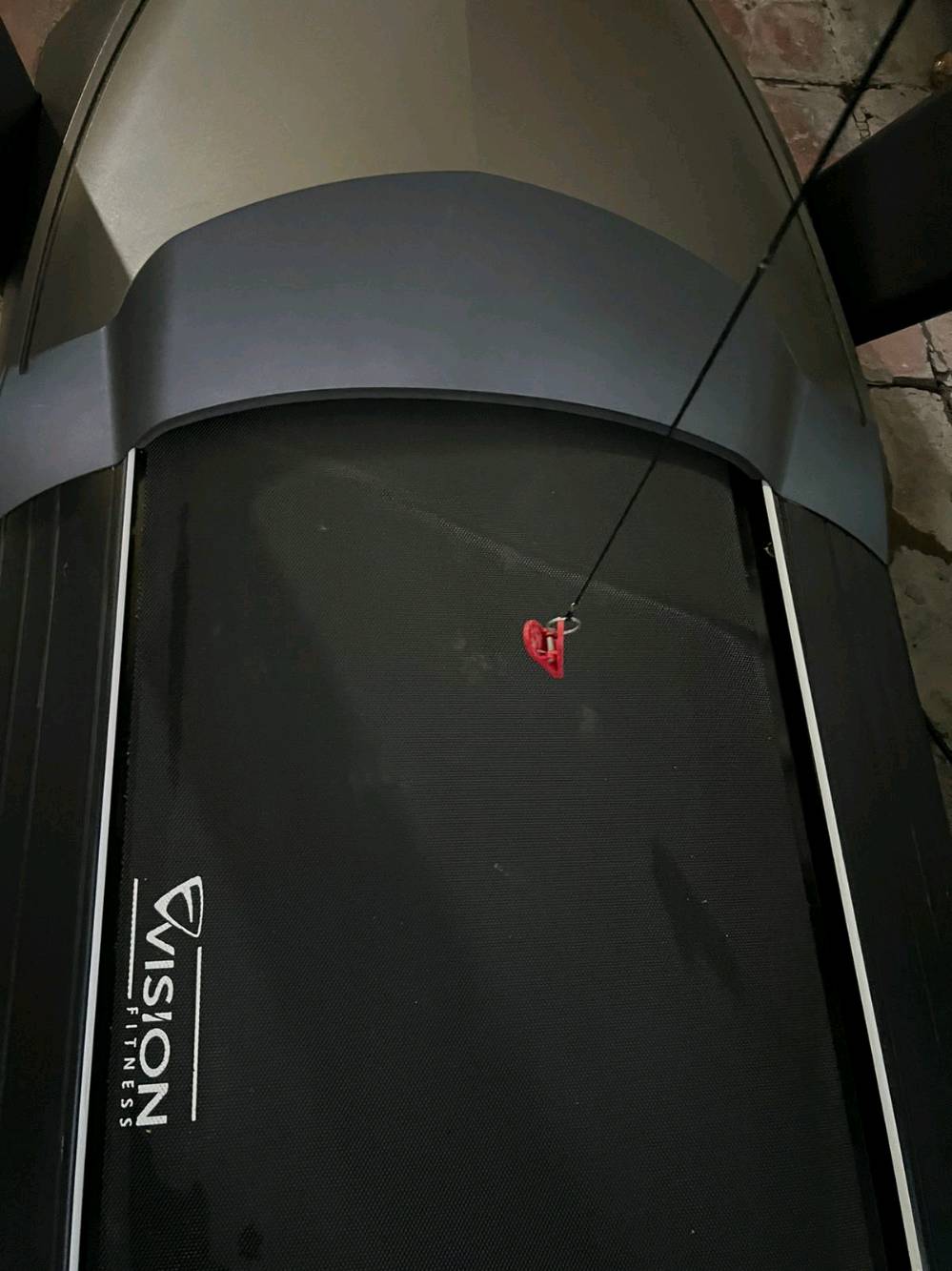  جهاز ركض (treadmill) من علامة "Vision Fitness". 
العلامة التجارية: الجهاز يحمل علامة "Vision Fitness" التجارية. 
الميزات: أجهزة المشي من Vision Fitness مصممة لتكون قوية ومتينة، وتوفر سطح جري واسع ونظام توسيد مريح لحماية المفاصل أثناء التمرين. 
الأداء: تتميز بمحركات قوية توفر أداءً ثابتًا ومستمرًا لمختلف مستويات التمارين، من المشي الخفيف إلى الجري المكثف. 
الاستخدام: يمكن استخدامها في المنازل أو المرافق التجارية، وتأتي غالبًا مع شاشات عرض واضحة لتتبع مقاييس التمرين مثل السرعة والمسافة والسعرات الحرارية. 
علما ان سعره في الشركه 35 ورقه 
الموقع شارع فلسطين