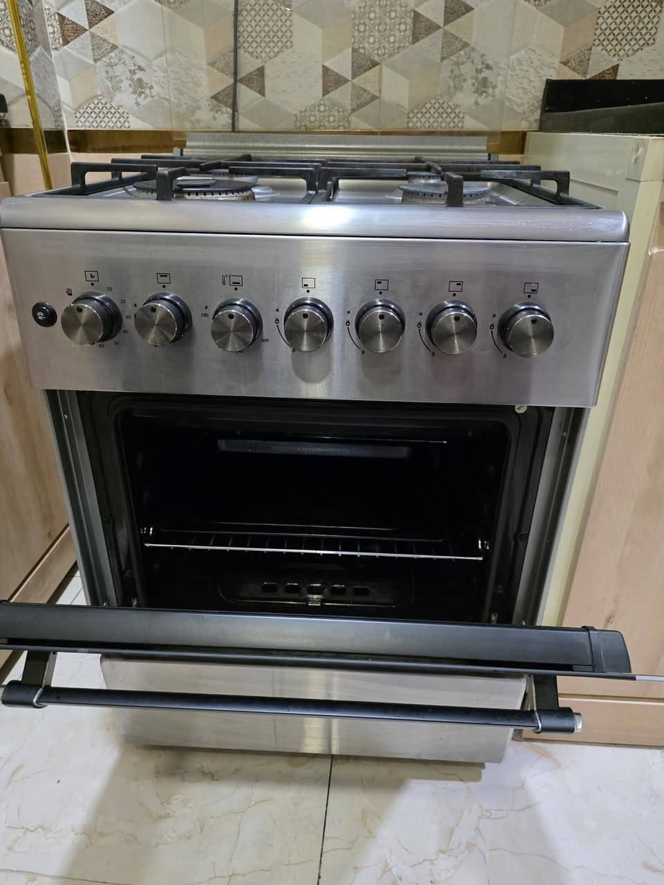 🔥 طباخ FERRE تركي نظيف جداً للبيع – جاهز للاستخدام 🔥
طباخ بحالة ممتازة ونظيف جداً، جميع الأجزاء تعمل بكفاءة وجاهز للاستخدام مباشرة.

🔹 4 عيون غاز
🔹 فرن واسع مع خاصية الشواء
🔹 إشعال ذاتي
🔹 غطاء زجاجي علوي
🔹 باب فرن زجاج ثلاثي الطبقات للحفاظ على الحرارة
🔹 هيكل ستانلس ستيل مقاوم للصدأ
🔹 استخدام منزلي خفيف ومعتنى به بشكل جيد

💰 السعر: 250,000 دينار عراقي

📍 الموقع: بغداد – الأعظمية

📞 للتواصل 
 أبو دانية
***********
