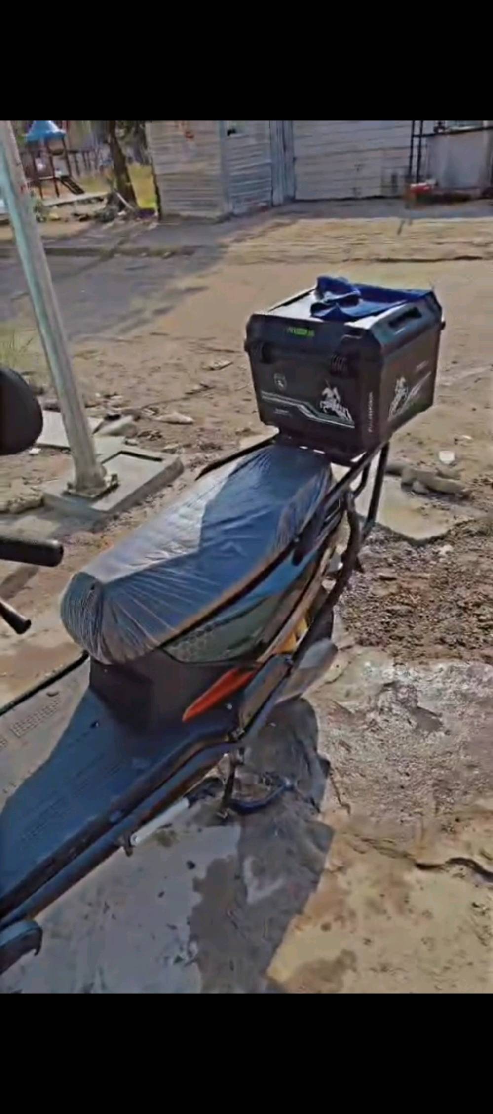 سلام عليكم دراجه طاعون شحن موديل 2026 ملف ٢٠٠٠ 
٦ باتري تمشيك70 كيلو السرعه ٩٠ حقيقي اربعه كير الدراجه مستخدمه فقط شهرين سعر 900الف وبيها جمال العنوان بغداد الرقم *********** 