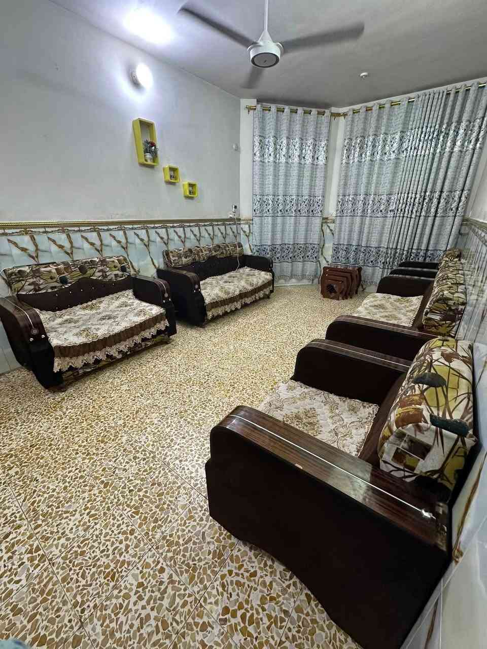 السلام عليكم اخوان بيت بالمشتل للبيع مساحة ١٣٥ يحتوي طابقين الطابق الأول يحتوي كراج واستقبال و غرفه ومطبخ و حمامات ٢ ومنور و الطابق الثاني غرفتين وغرفه سويت و ٢ بلكونات بناء حديث للتواصل على الرقم
***********
او تواصل خاص على الصفحه
وبي مجال للشراي
