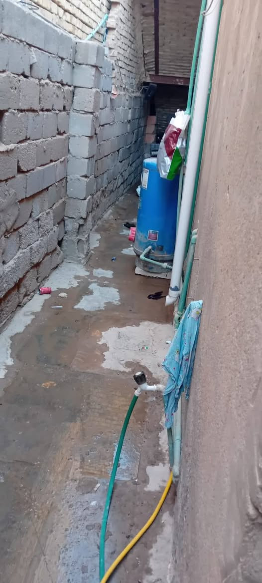 السلام عليكم بيت للبيع الديوانيه حي الامين  خدمات كامله ماء مجاري ارصفه تبليط كهرباء النزله الساده الفؤاديين مساحه 200 غرفتين وصاله وبراني ومطبخ وصحيات داخليه وصحيات خارجيه السطح اشتايكر بيت جاهز للسكن سعر 55وبيه مجال رقم *********** وحياكم الله
