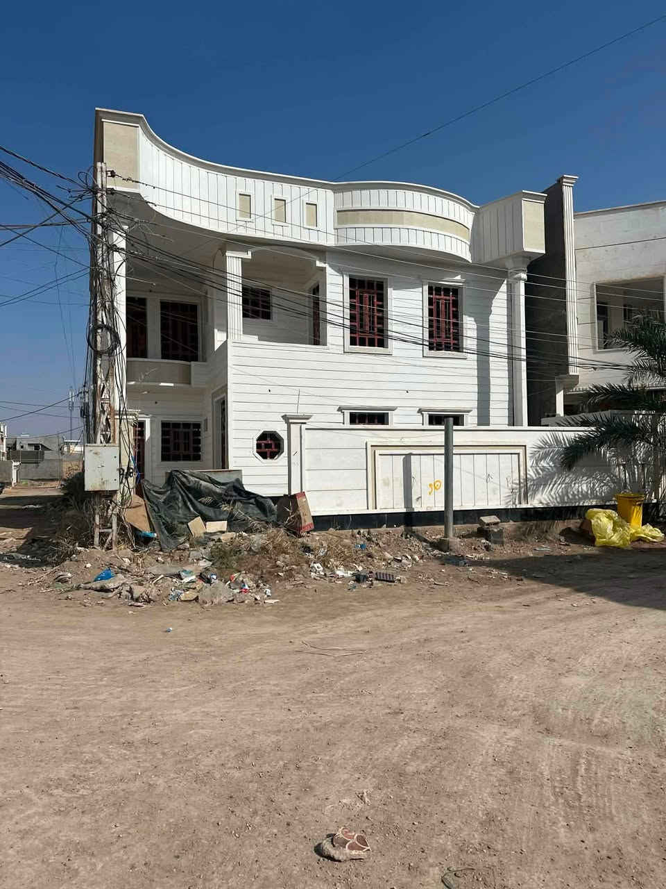 السلام عليكم ورحمة الله وبركاته

🏠بيت للبيع

📍 الرمادي/منطقة الزراعه مقابل جامع الصمد يقع بالقرب من دائرة البطاقة الموحده 

     ✨ المساحة 250م  ركن 

   تفاصيل المنزل :-

🔸مطبخ 

🔸صالة وإستقبال 

🔸4غرف نوم 

🔸2حمام 

🔸حديقة  مع كراج علماً ان الداخل غير كامل 

⭕️ السعر( 260،000،000) مئتان وستون مليون قابل للتفاوض...

للإستفسار أكثر إرسال رسالة على الواتساب على :-

***********
