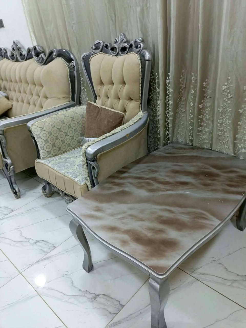 تخم رئاسي 6 قطع 10 نفرات وي الكوشات والمفرش وطبله كامل جاهز تاخذ وتفرش كلش نضيف 450 بي مجال قليل تركي الاصلي كلش نضيف الي يريده يراسلني او يتصل *********** @إشارة

