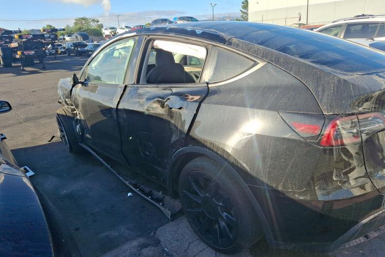 تسلا مودل y  2024
السياره بالحره 
بدون تصليح حادث موضح 
تكدر تدخلها عن طريق الشمال 

ماشيه ٢١ الف مايل
تفاصيل اكثر واتساب
***********
