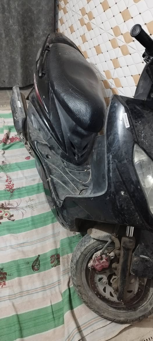 السلام عليكم
دراجة سكنس فحل كابريتر ... الدراجة شغالة بس بيها تبخير وتنقيص دهن يحتاجلها تجفيت السعر 500 وبيها مجال 
مكاني الحرية 

للتواصل ***********
