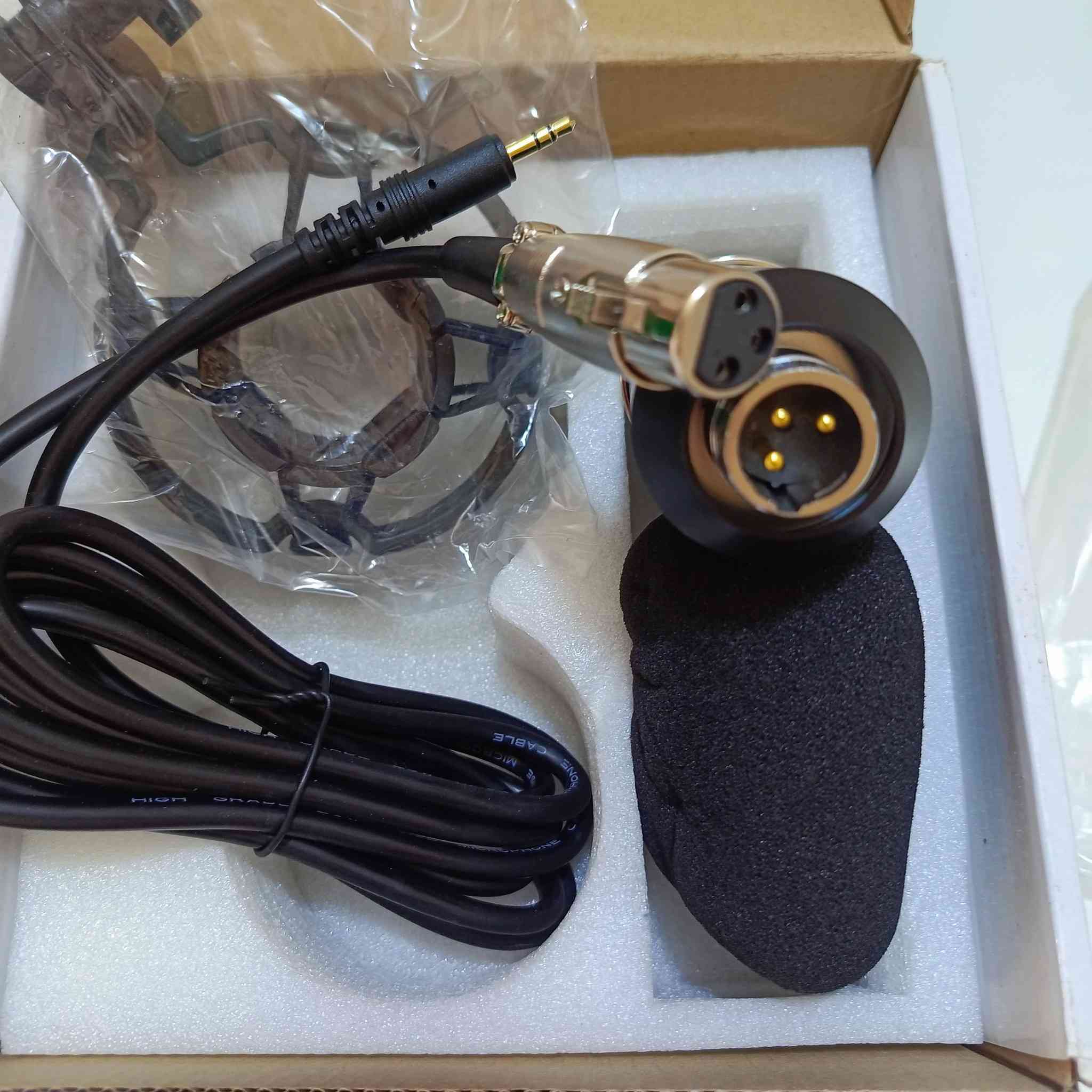 متوفر ميكروفون مكثف (Condenser Microphone) مصمم لتسجيل الصوت والموسيقى باحترافية.نوع الميكروفون: مكثف أحادي الاتجاه (Uni-directional)، 
مما يعني أنه يلتقط الصوت بشكل أساسي من الأمام ويقلل من الضوضاء الخلفية.الاستخدام: مناسب للاستوديوهات الاحترافية، التسجيل المنزلي، البث المباشر، والألعاب.الجودة: يوفر إعادة إنتاج ممتازة للصوت (Excellent Reproduction of Voice and Music).

السعر 18 
يوجد توصيل الى جميع محافظات العراق
@أبرز المعجبين


**إذا كنت صاحب هذا الإعلان وتريد حذفه لأي سبب، رجاءا أرسل رسالة إلى الدعم الفني**