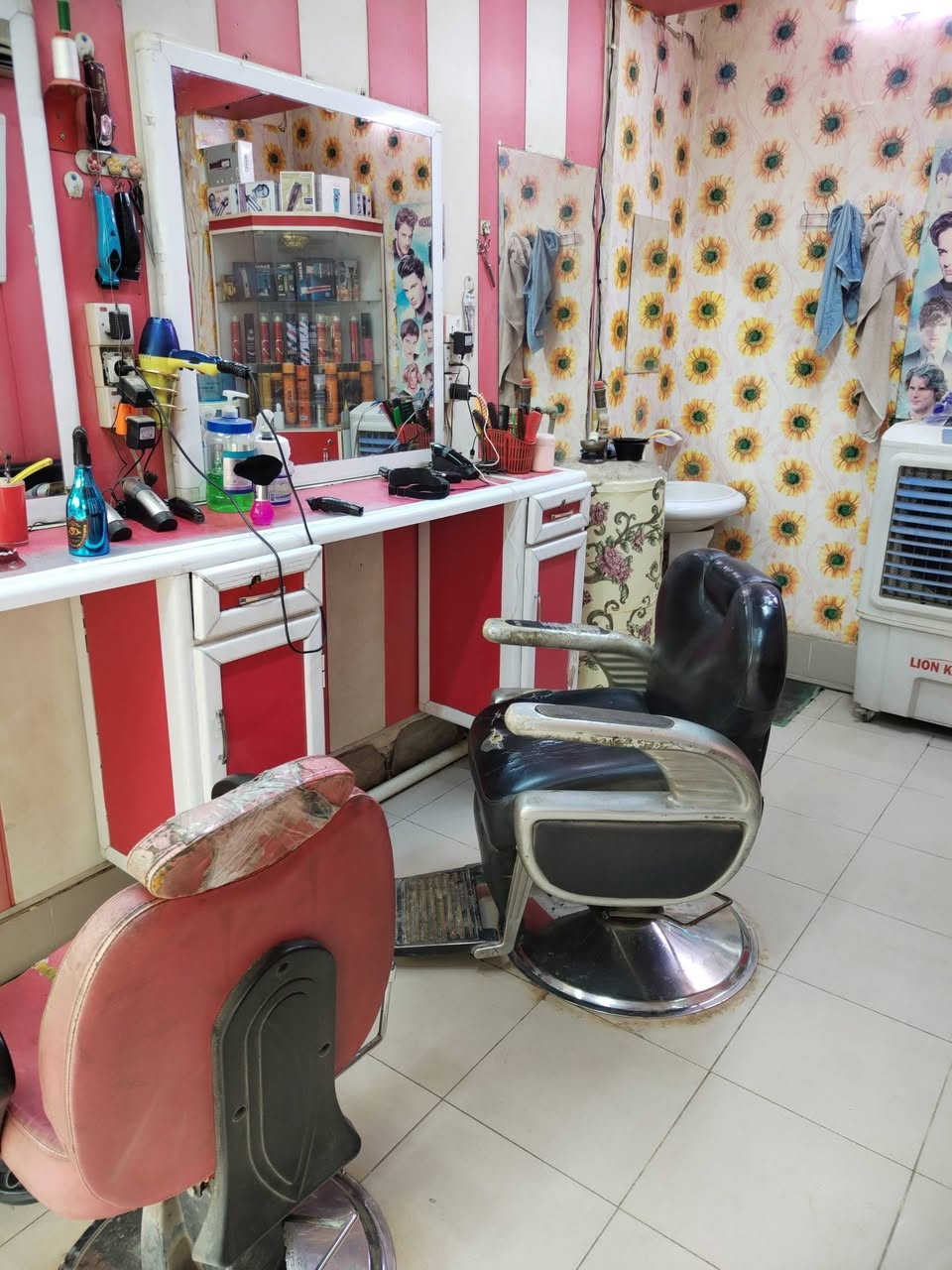 متاح محل حلاقه كامل مكمل بس تجي تشتغل شغل خير من الله مكان  كركوك حي العسكري قرب صيدليه كردستان ***********
