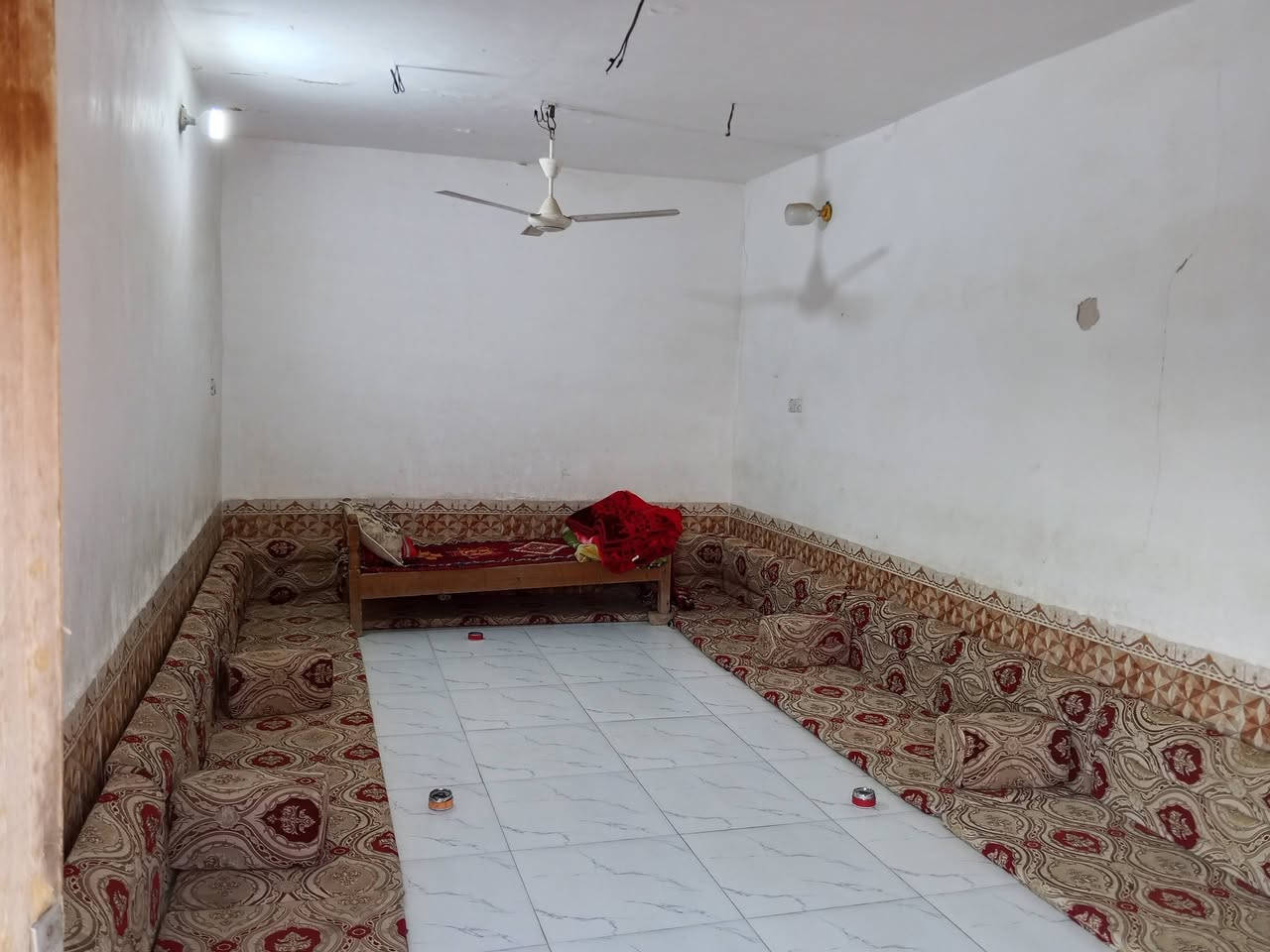 يالله  بيت زراعي  للبيع
المساحة 280 بي 3غرف  
وستقبال ومطبخ 
صحيات داخل وخارج 
مع محل  
البناء  بلوك  
منطقه  شبيب 
 خلف حسينيه الامير علي 
سعره 26وبي مجال قليل  
الاتصال على الرقم 
***********

