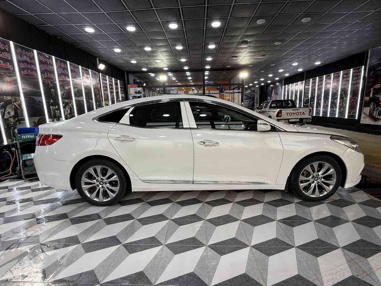 السلام عليكم هونداي ازيرة
موديل2012  VIP خليجي فول مواصفات ١/١ 
 المواصفات 
بردة خلفية كهرباء
بردات أبواب 
تحكمات ستيرن
بصمة تشغيل 
بصمه أبواب 
حساسات أماميه 
حساسات خلفيه 
داخل جوزي
بانوراما 
قطعتين تبريد
شاشة بلاديه 
كشنات جلد 
كشنات كهرباءVIP
اشاير بل مري
مري شفط
انارة محيطيه 
لايت زنون 
عدسات اوتو 
مانع تزحلق 
تخم تاير جديد صدر امامي خلفي جديد 
السيارة رقم بغداد مشروع وطني 
هزة وسنويه ورقم جديد بأسمي 
كفاله عامه 
العنوان:واسط الكوت 
السعر 130 وبيها مجال للطيبين 
رقم الهاتف:***********
