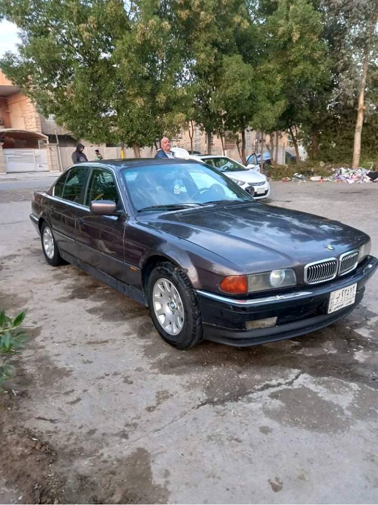 السيارة موديل 1994 باسمي ٧٣٠ ثمانية سلندر نقص صبغ كلشي شغال بية كير محرك خير من الله مشروع وطني  من سكنة بغداد  هسه هية جارده رقمي ***********