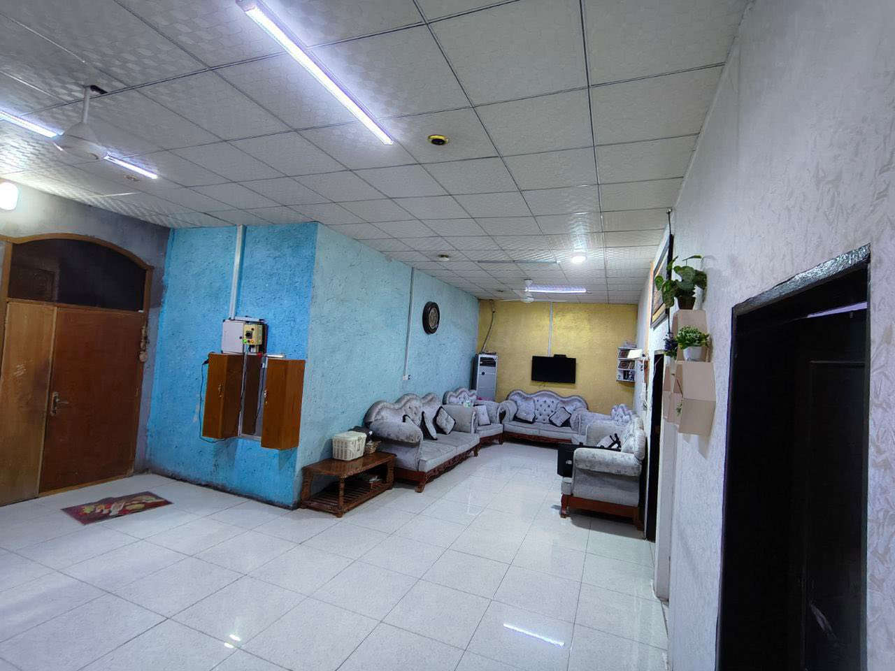 بيت للبيع طابقــين🏠
🔴مساحه البيت 270م

🔴 طابو زراعي( سهم 25 )

🔹يحتوي الطابق الأول 

🔴غرفتين 4*6

🔴صالة كبيرة 13م

🔴مطبخ 4*4

🔴ديوان 6*4

🔴صحيات داخلي وخارجي 

🔴كراج سياره + حديقة 

🔹الطابق الثاني 
غرفتين 4*6

#البناء سنه 2020 بلوك ، منطقه هـدوء ويتوفر بيها جميع الخدمات ماء كهـرباء .

#العنوان : ابو الخصيب العوجة شارع ابو صلاح او شارع المدرسه .
يبعد عن الشارع العام 50م 
🔹السعر :110وبي مجال 
للأستفسار (***********)
