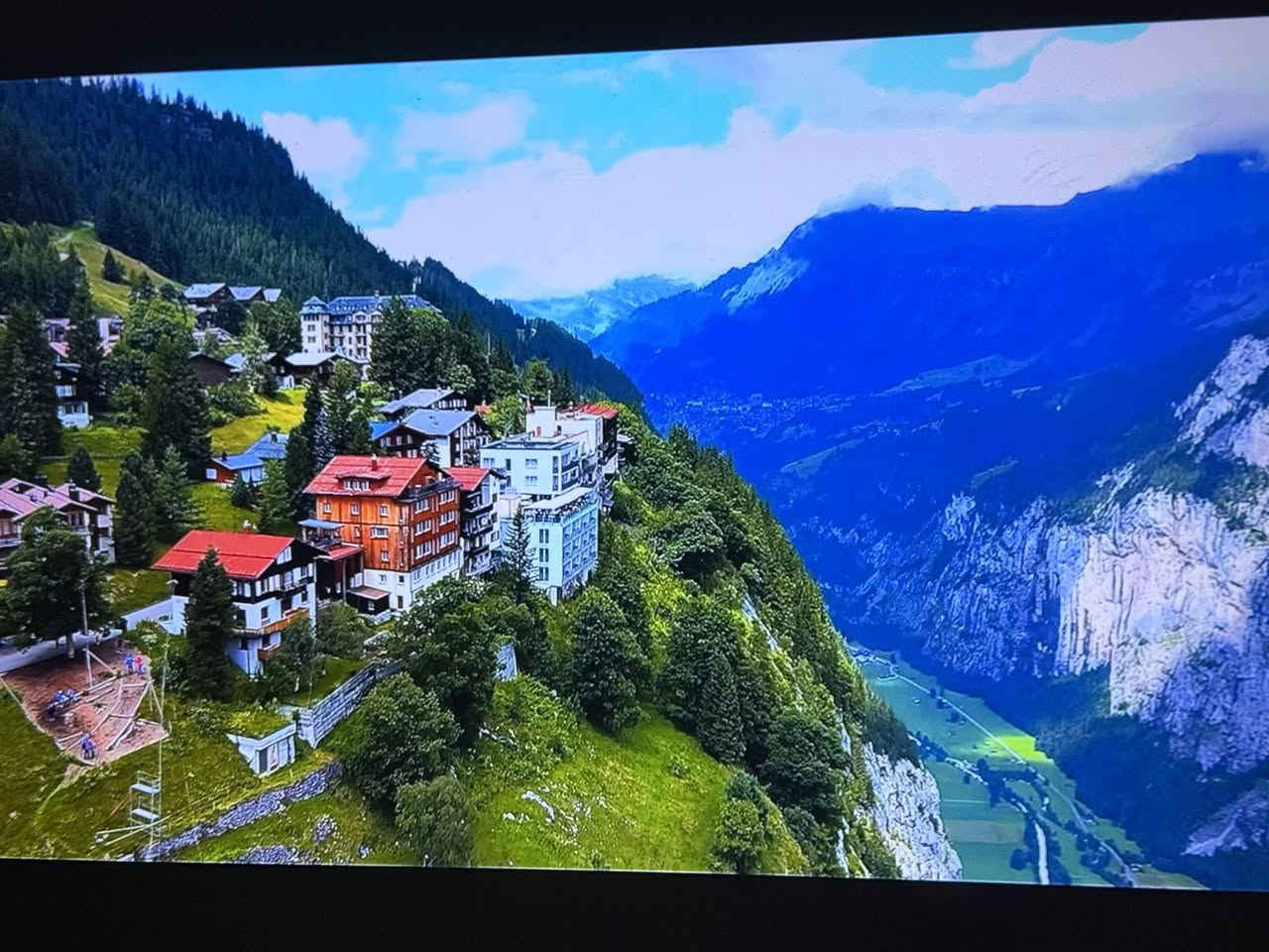 سمارت 800 انسي لومن
صورة وصوت شي راقي 
وايفاي بلوتوث 
تربط بلي ولابتوب وتلفون 

واتساب ***********
