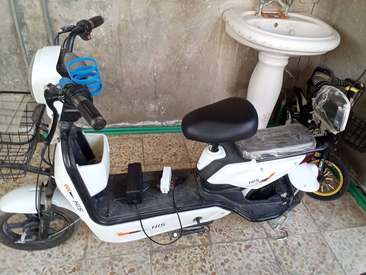 السلام عليكم دراجة شحن للبيع حجم 14 شركة His بعدهة جديدة نضافته100/97نقصهة فقط بطاريات المكان بغداد سعر 250قفل للأستفسار ***********
