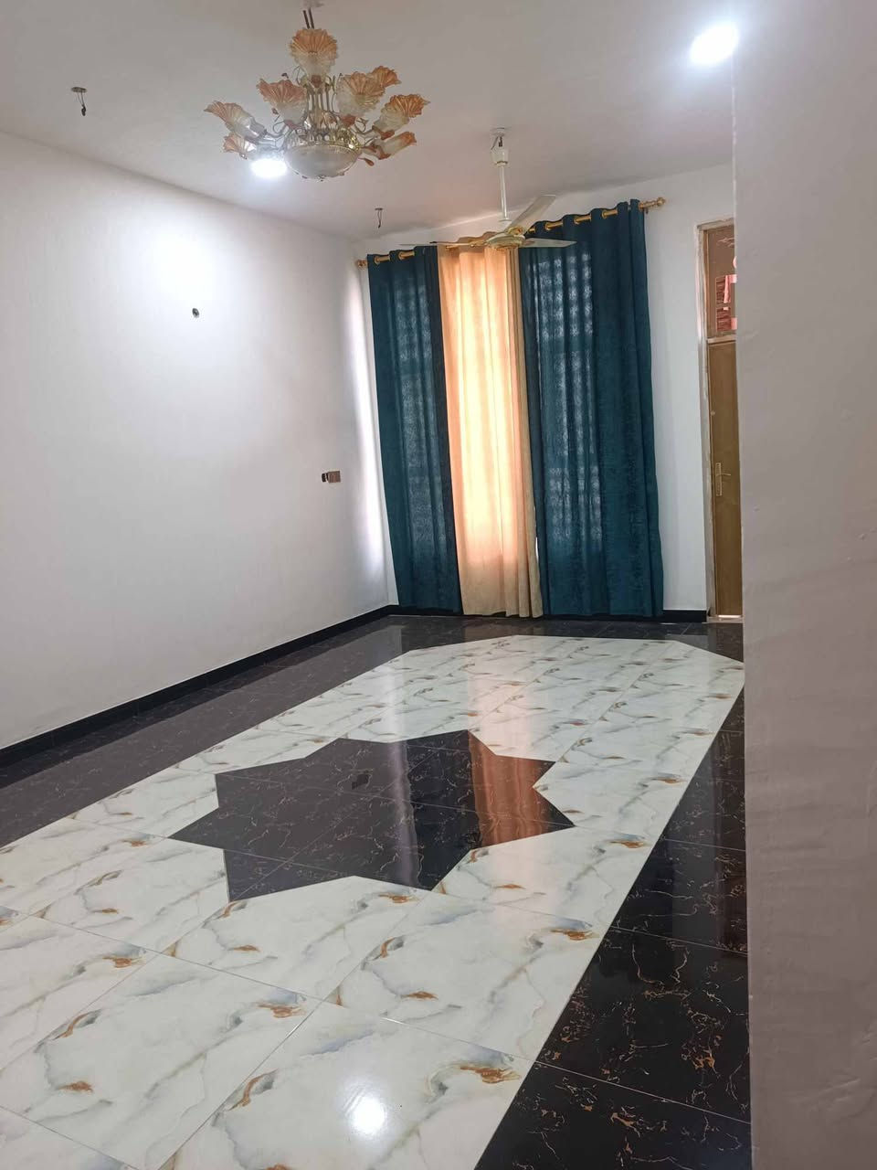 🔴 للـبـيــع – دار سكنية مميزة 🔴
🏡 دار طابو صرف (سند رسمي)
📐 المساحة: 200م²

🏗 طابق واحد – بناء حديث
🔹 تفاصيل الدار:
▪️ غرفتنا نوم واسعة ومريحة
▪️ استقبال أنيق ومميز
▪️ كليدور منظم يربط جميع أقسام الدار
▪️ مجمع صحيات
▪️ حديقة منزلية للاستجمام
▪️ كراج سيارة خاص

📍 الموقع:
محزم (2) – شارع مشروع الماء
📌 مجاور مجمع السلام
🚧 عرض الشارع: 10 أمتار

💰 السعر:
💵 155 مليون دينار عراقي (قابل للتفاوض الجاد)
✔️ البيع نقدًا أو ضمن مبادرة البنك العقاري

📄 الوضع القانوني:
▪️ الطابو باسم شخص واحد
▪️ تحويل مباشر وفوري

⭐ مميزات إضافية:
▪️ موقع ممتاز في حي هادئ وعائلي
▪️ بناء حديث وتصميم عملي
▪️ منطقة مخدومة بالكامل
📞 للاستفسار والمعاينة:
📲 اتصال أو واتساب:
▪️ ***********
▪️ ***********

🏢 لمزيد من التفاصيل أو إتمام المعاملة:
مراجعة مكتب الضمان الواقع في شارع 40 متر – مقابل مدرسة الاعتماد
✨ فرصة حقيقية – سعر مناسب وإجراءات سهلة ✨
