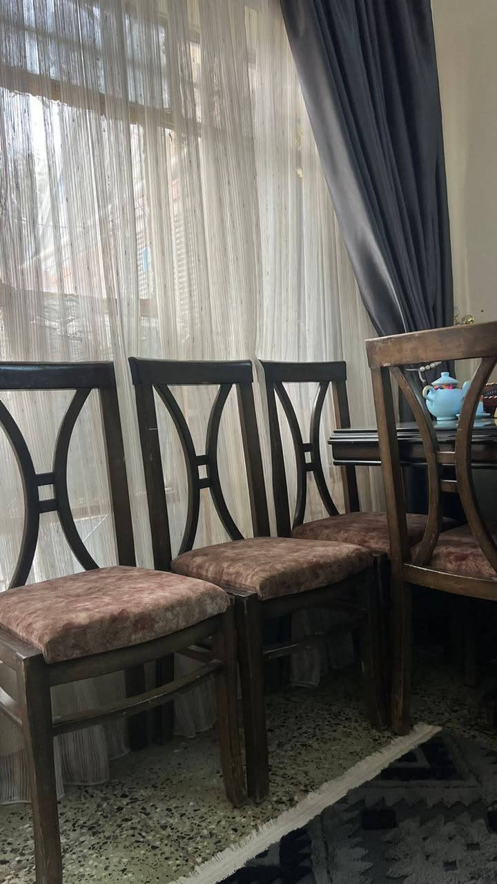 السلام عليكم 
ميز طعام خشب تركي صاج درجه اولى 
مع 6 كراسي دوشمه مال كراسي ديباج 
وقويات وعمليات ما بي اي كسر بي جامه 
فوكه تنشال يتنضف وترجع
الميز مساحته جدا جبيره وحلو ومرتب 
السعر 300 الف بي مجال بسيط 
العنوان بغداد الكرخ 
الاستفسار *********** واتساب
